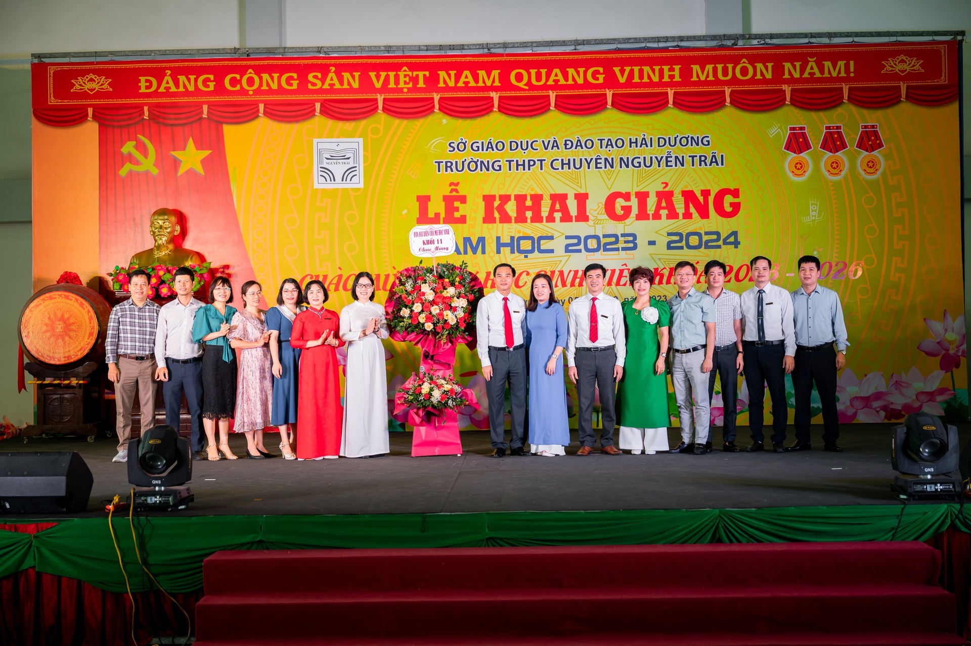 Nhấn để phóng to